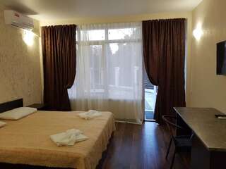 Гостевой дом Guest House on Ardzinba 91 Гагра Двухместный номер с 1 кроватью и балконом (для 2 взрослых и 1 ребенка)-1