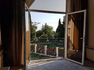 Гостевой дом Guest House on Ardzinba 91 Гагра Семейный полулюкс-2