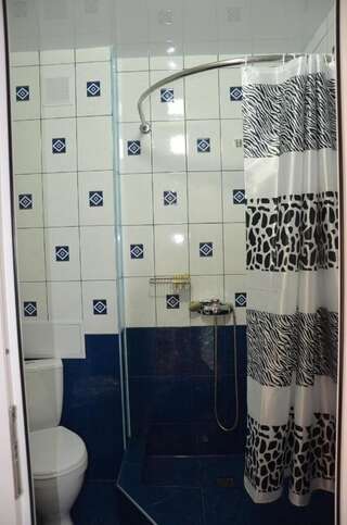 Гостевой дом Guest House on Ardzinba 91 Гагра Двухместный номер с 1 кроватью и балконом (для 2 взрослых и 1 ребенка)-3