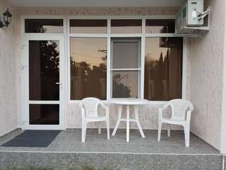 Гостевой дом Guest House on Ardzinba 91 Гагра Двухместный номер с 1 кроватью и балконом (для 2 взрослых и 1 ребенка)-4